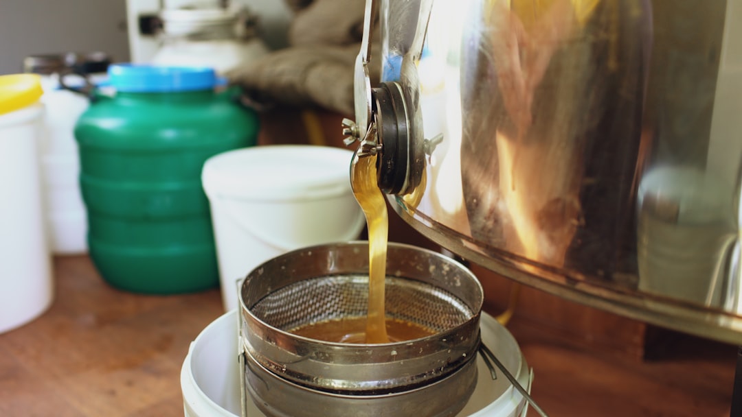 Équipement d'extraction douce du miel à la miellerie