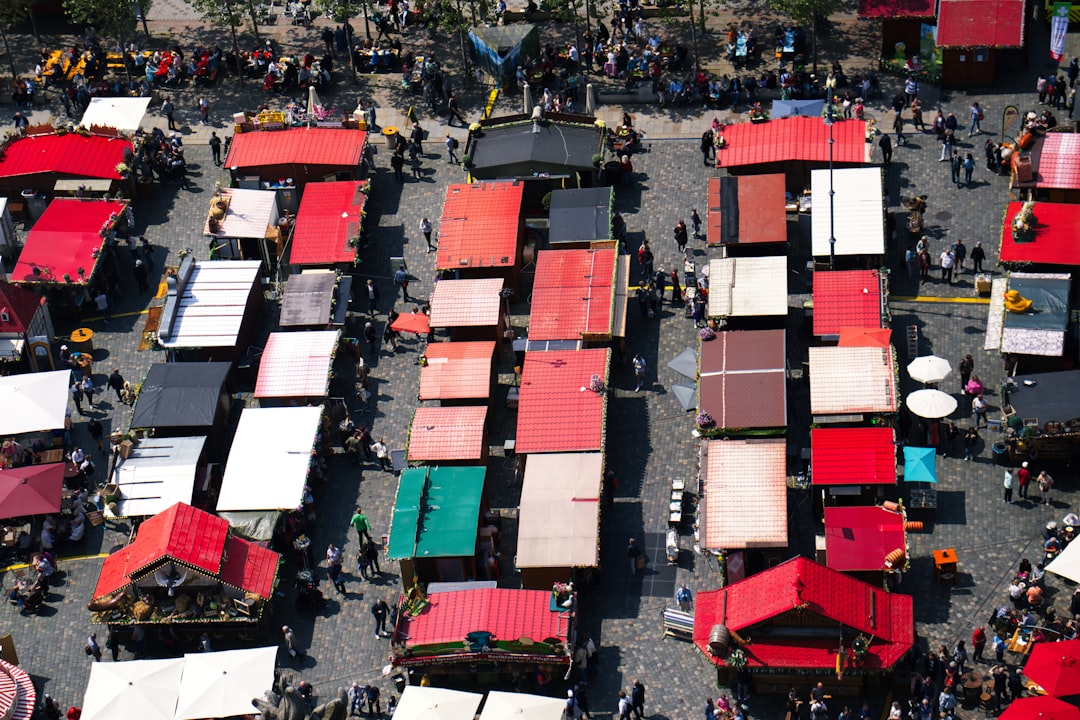 Stand de marché en plein air avec vendeurs locaux et clients